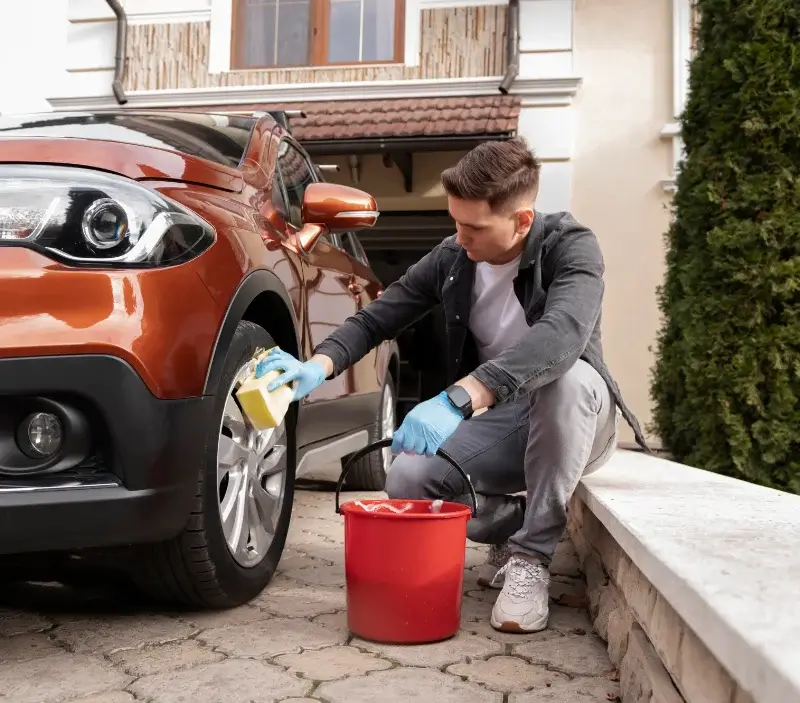 Lavage auto à domicile Castetnau-Camblong : professionnel intervenant sur un véhicule